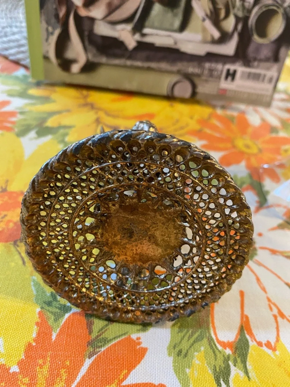 Vintage filigree, gold tone, metal cherubs angels on crumpet fluted glass vase - Picture 9 of 13